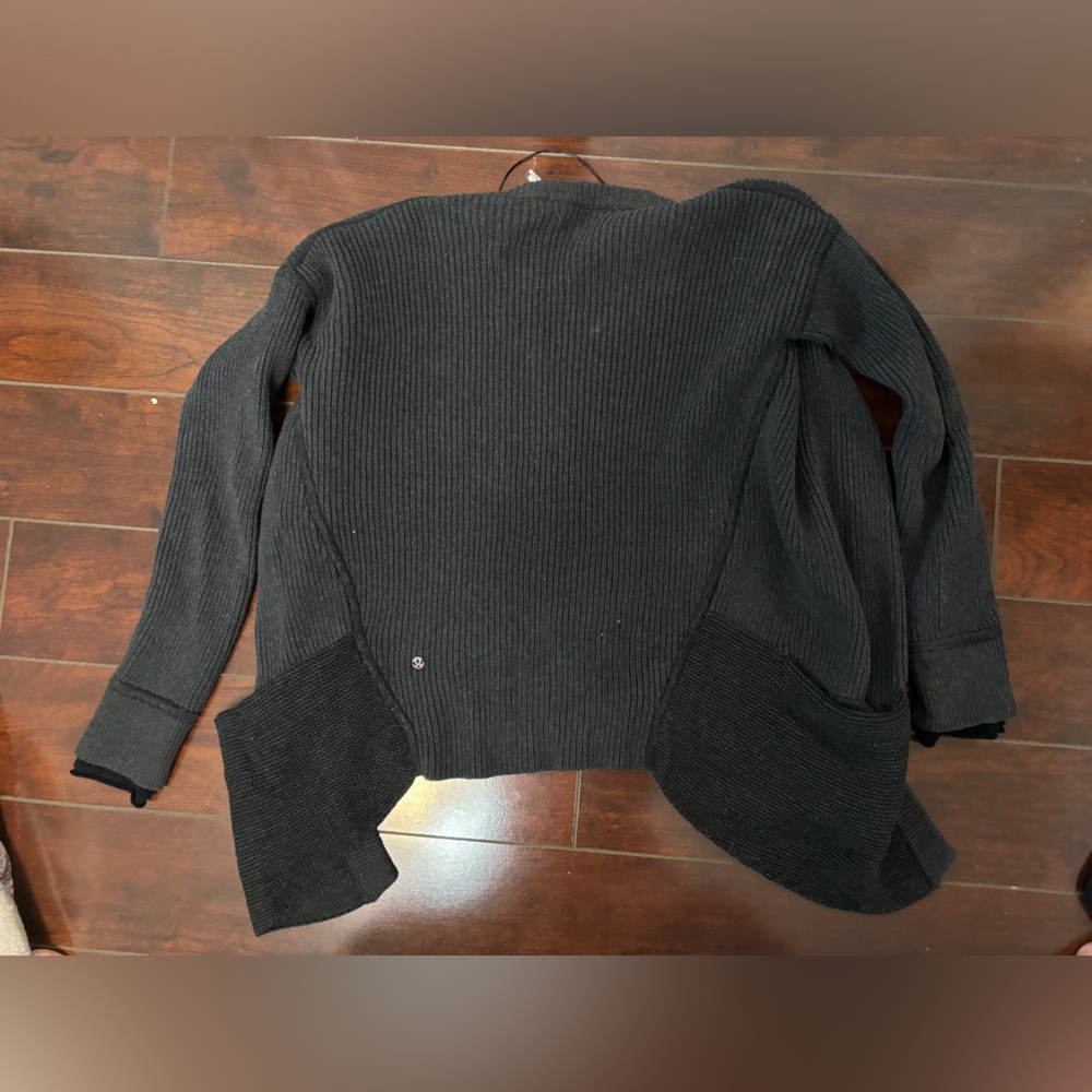LULULEMON women’s cardigan - Picture 2 of 2